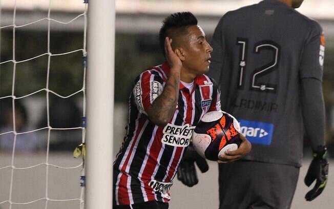 Cueva fez o primeiro gol da vitória do São Paulo na Vila Belmiro