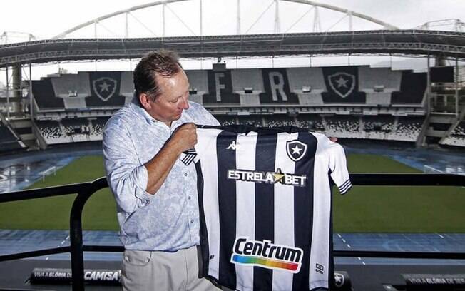 Pé na porta: em busca de melhores contratos, John Textor rompe com todos os patrocínios do Botafogo