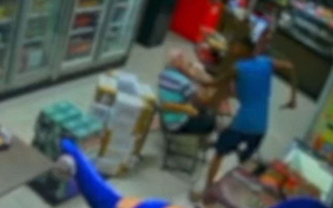 VÍDEO: Morador de rua é preso após esfaquear idoso em posto de combustíveis no Centro de Araraquara VÍDEO: Morador de rua é preso após esfaquear idoso em posto de combustíveis no Centro de Araraquara