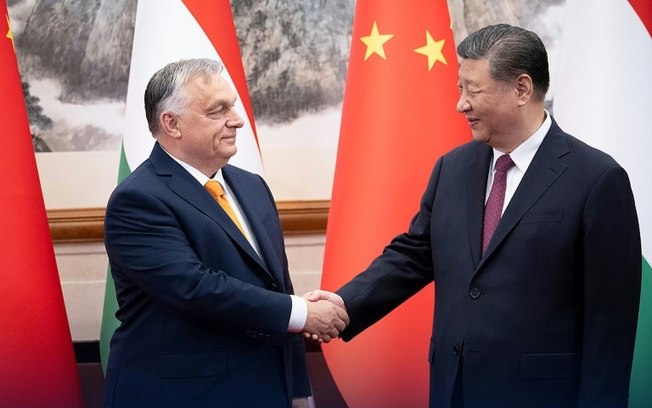 Imagem divulgada em 8 de julho de 2024 pelos serviços do primeiro-ministro húngaro, Viktor Orbán, recebida pelo presidente chinês Xi Jinping em Pequim