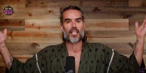 Russell Brand é acusado de estupro por polícia do Reino Unido