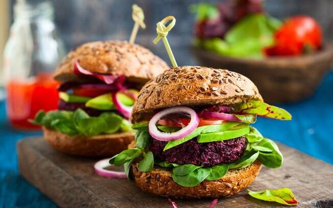 Com legumes, grãos e cogumelos é possível substituir a carne e fazer um bom hambúrguer vegeteriano 