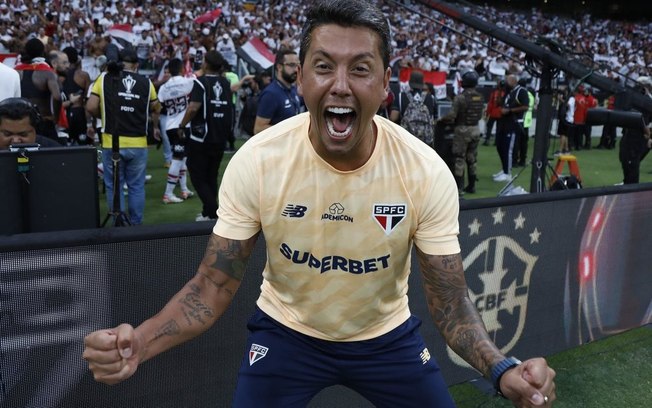 Carpini elogia grupo do São Paulo após título e explica situação de James