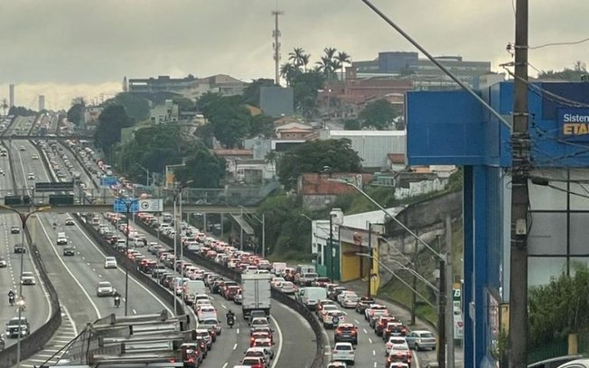 Acidentes geram caos no trânsito nas rodovias Raposo Tavares e Castello Branco Acidentes geram caos no trânsito nas rodovias Raposo Tavares e Castello Branco