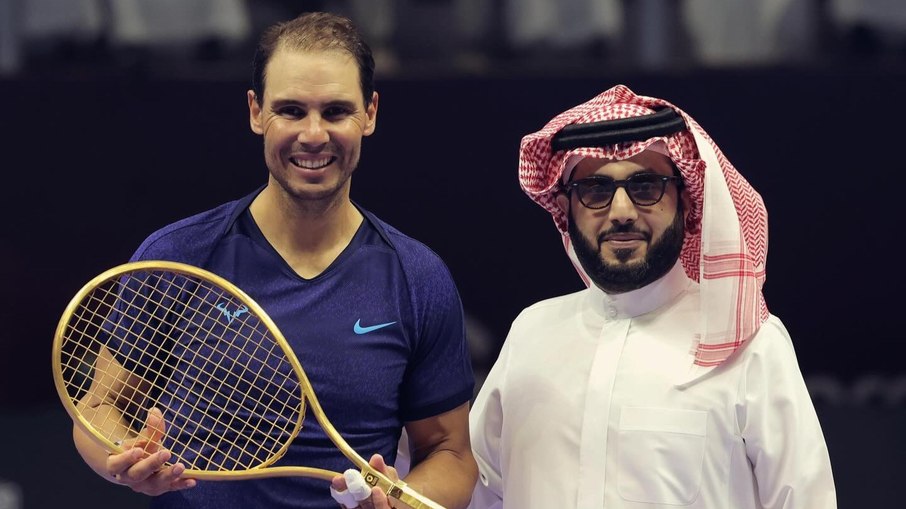 Rafael Nadal é presenteado por sheik árabe com raquete de ouro