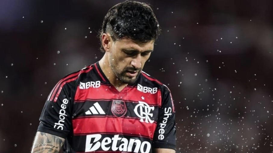 Arrascaeta desfalca Flamengo com fratura na clavícula