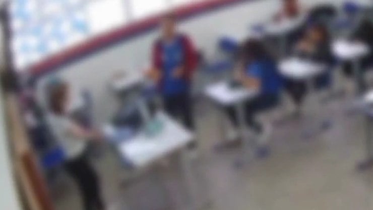 Aluno dá tapa na cara de professora após chegar atrasado na aula