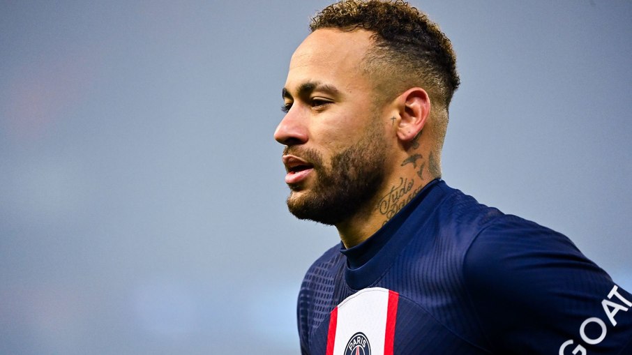 Neymar passará por cirurgia no tornozelo e deve perder restante da temporada