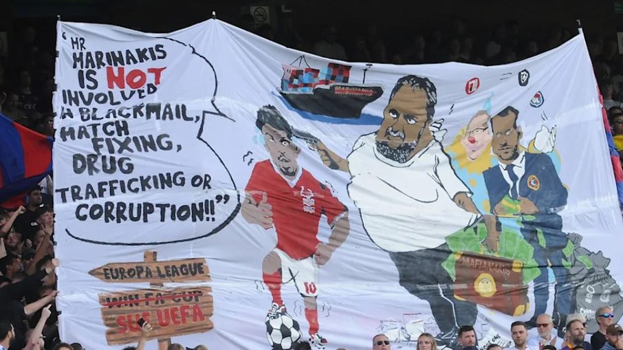 Evangelos Marinakis, dono do Nottingham Forest, processou o Crystal Palace por uma faixa difamatória Evangelos Marinakis, dono do Nottingham Forest, processou o Crystal Palace por uma faixa difamatória