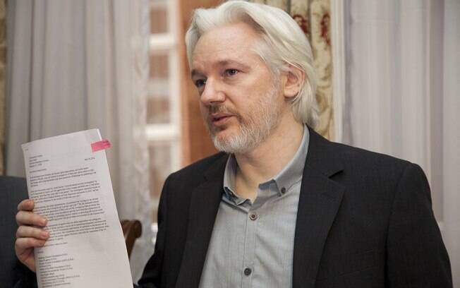 Julian Assange está asilado na embaixada do Equador em Londres desde 2012; ele é procurado pelos EUA e Reino Unido