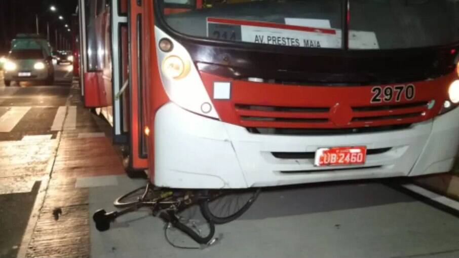 Ônibus atingiu ciclista que passava pela ciclofaixa.