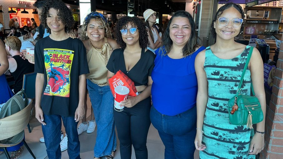 Régia Dantas e os filhos encontraram o refúgio ideal para escapar do calor