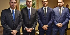 Em carta pré-cirurgia, Bolsonaro confirma Flávio para Presidência