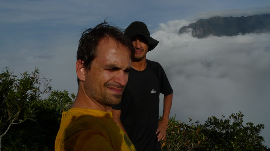 Pedro e Jurandir no cume do Balança com o Marumbi ao fundo Pedro e Jurandir no cume do Balança com o Marumbi ao fundo