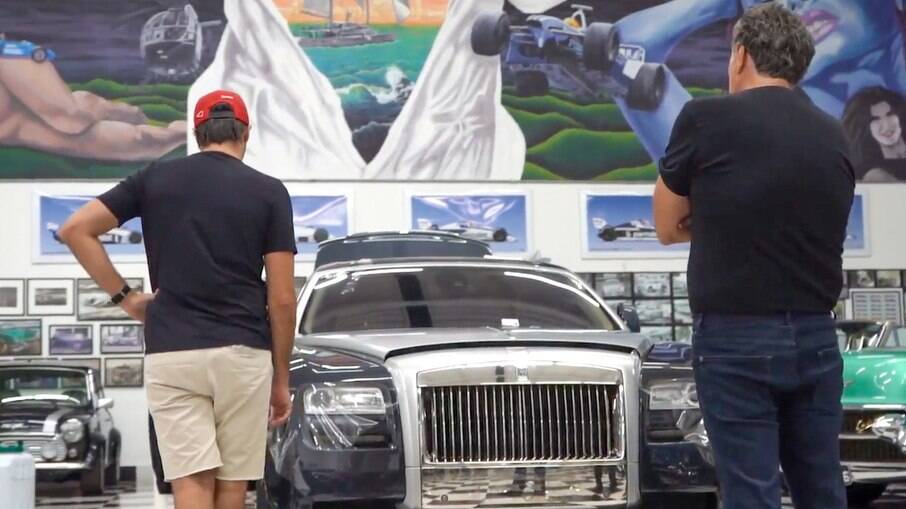 Rolls-Royce Ghost faz parte da coleção de Nelson Piquet (á esquerda), que observa o carro ao lado do seu filho 