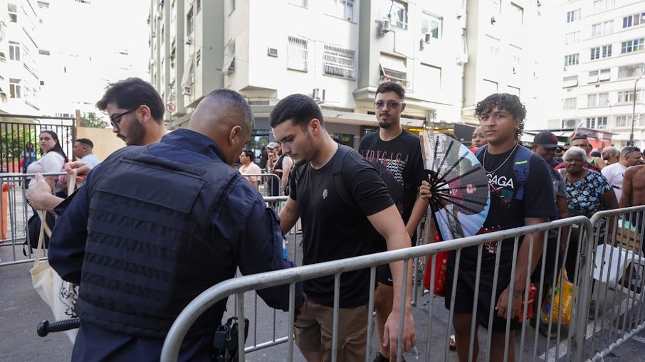 Público é revistado antes de acessar aárea do show Público é revistado antes de acessar aárea do show
