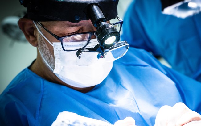 Especialista explica benefícios do transplante capilar FUE