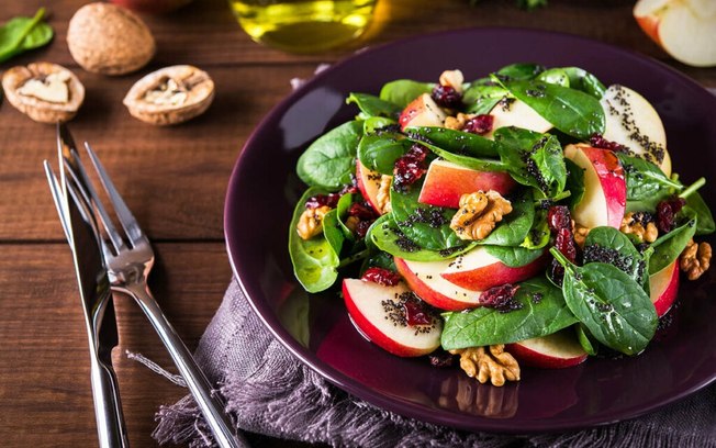 6 saladas nutritivas e leves para incluir na dieta