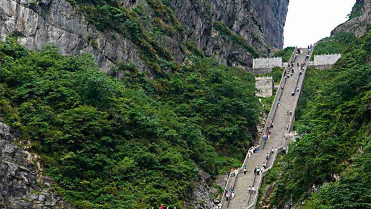 Chery em Apuros: Veja o Vídeo do SUV Derrapando em Escadaria Turística e o Local Incrível!