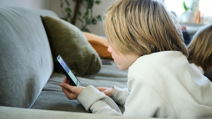 UE quer proibir redes sociais a menores de 13 anos