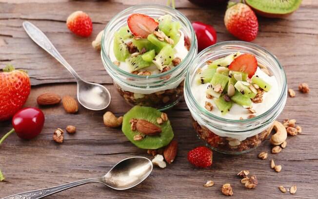 Clique aqui para saber como preparar um iogurte com frutas, receita boa para dar energia às crianças