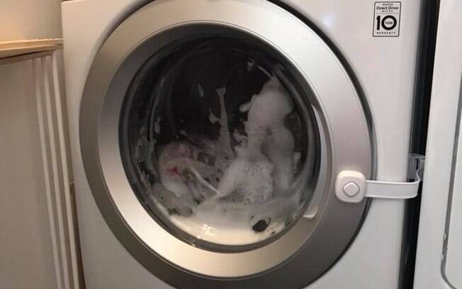 Em uma manhã, a filha de três anos da norte-americana Lindsey McIver ficou presa na máquina de lavar roupa