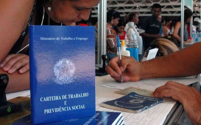 Desemprego no trimestre é o menor da série histórica Desemprego no trimestre é o menor da série histórica