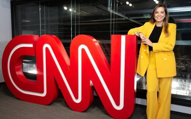 Stéphanie Fleury posa ao lado do logotipo da CNN Brasil