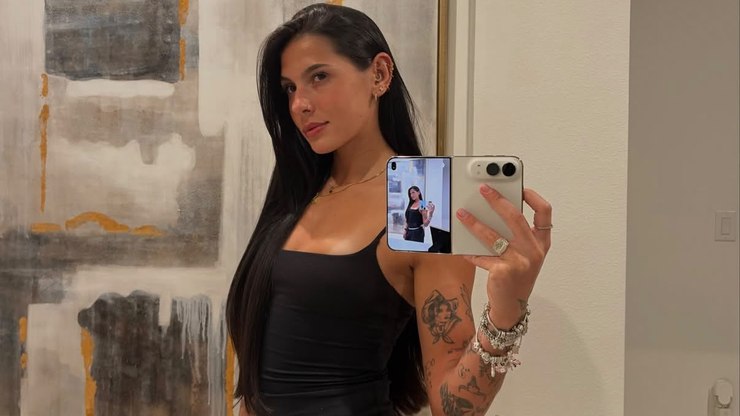 Ana Castela exibe iPhone dobrável de R$ 25 mil durante viagem