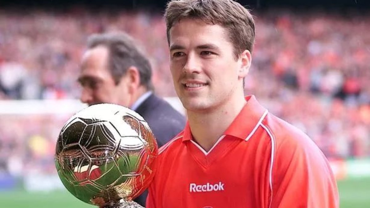 Michael Owen levou a Bola de Ouro em 2001 Michael Owen levou a Bola de Ouro em 2001