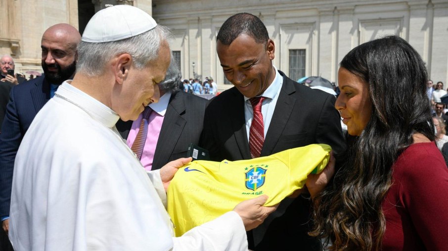 Papa Leão XIV recebe Cafu e ganha camisa da Seleção de presente