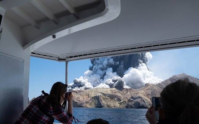 Imagens registradas por turistas mostram momento após a erupção