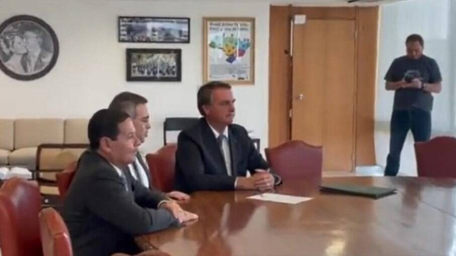 Carlos Bolsonaro marca presença na Câmara do Rio e aparece em vídeo em Brasília