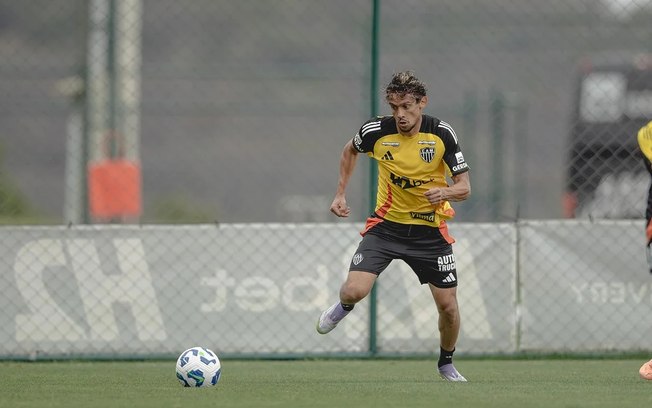 Meia avança na recuperação e pode reforçar o Galo contra o Flamengo