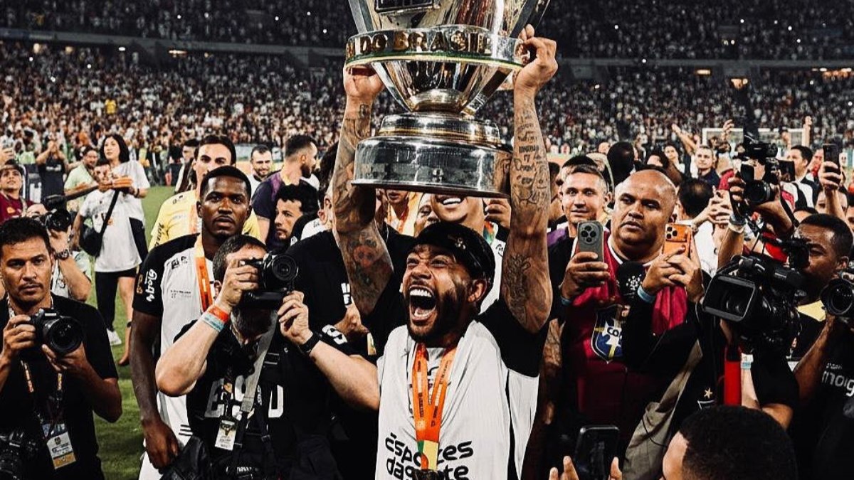 Memphis Depay marcou o segundo gol do Corinthians contra o Vasco, na Copa do Brasil 2025