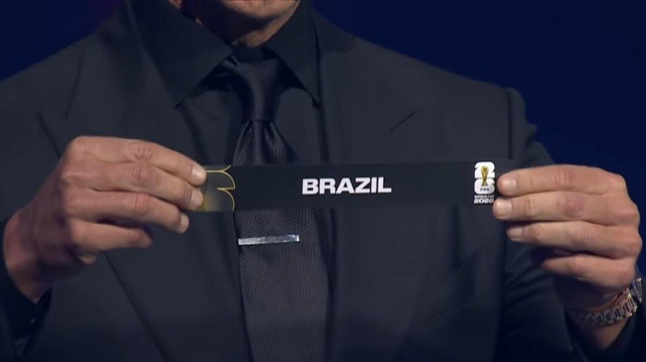 Tom Brady com o papel do Brasil no sorteio da Copa do Mundo Tom Brady com o papel do Brasil no sorteio da Copa do Mundo