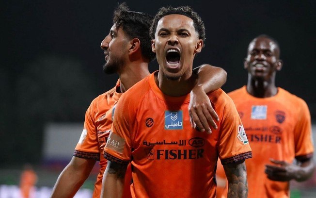 Craque brasileiro marcou os dois gols do Al Fayha na vitória sobre o Abha