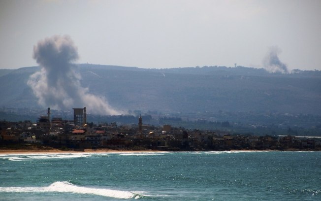 Uma nuvem de fumaça sobe na área de El Hosh, no sul do Líbano, perto do porto de Tiro, após um ataque israelense em 24 de setembro de 2024