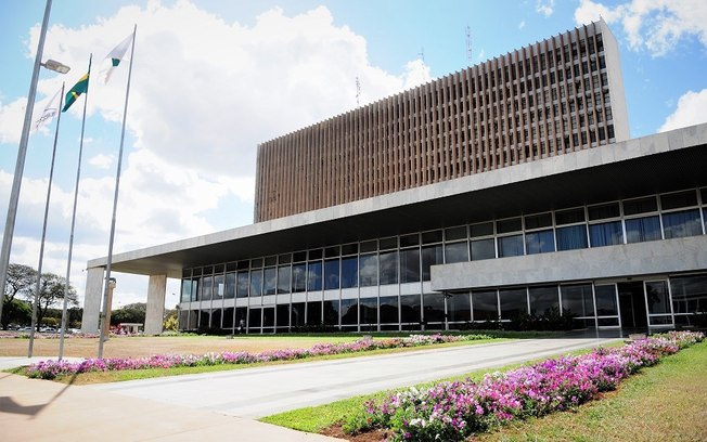 GDF aciona Justiça para encerrar greve dos professores e cita prejuízo aos alunos