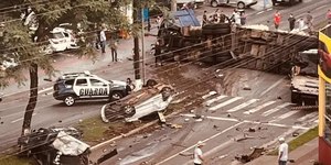 Vídeo: carreta desgovernada fere pelo menos 10 em Chapecó (SC)