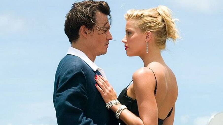 Johnny Depp e Amber Heard no filme “Diário de um Jornalista Bêbado”