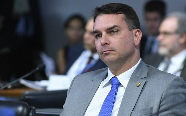 Flávio Bolsonaro está sendo investigado pelo Ministério Público em novo processo que apura 'funcionários fantasmas'.