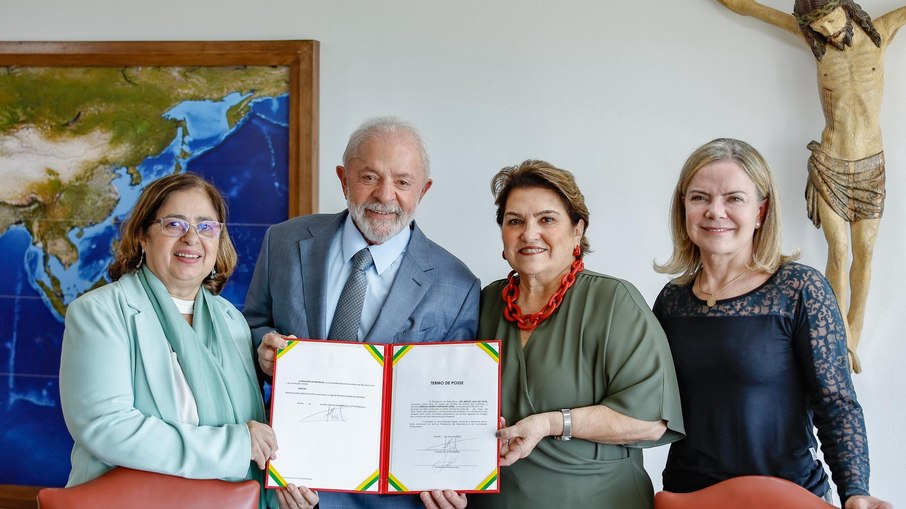 Lula efetivou a troca no Ministério das Mulheres em reunião privada entre a ministra das Relações Institucionais, Gleisi Hoffmann, a nova ministra Márcia Lopes e a ex-ministra Cida Gonçalves Lula efetivou a troca no Ministério das Mulheres em reunião privada entre a ministra das Relações Institucionais, Gleisi Hoffmann, a nova ministra Márcia Lopes e a ex-ministra Cida Gonçalves