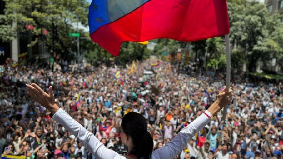 María Corina encabeça manifestações na Venezuela