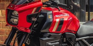 Suzuki GSX-8TT 2027 ganha tom vermelho em homenagem à GS1000S