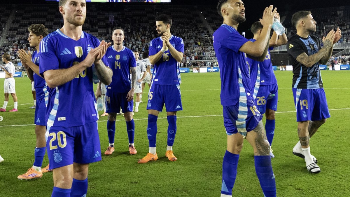 Flaco López (ao centro) com companheiros de seleção argentina