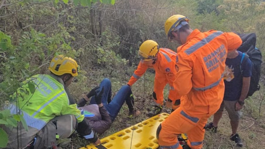 Homem é resgatado após pouso de parapente em mata de Leopoldina (MG) Homem é resgatado após pouso de parapente em mata de Leopoldina (MG)