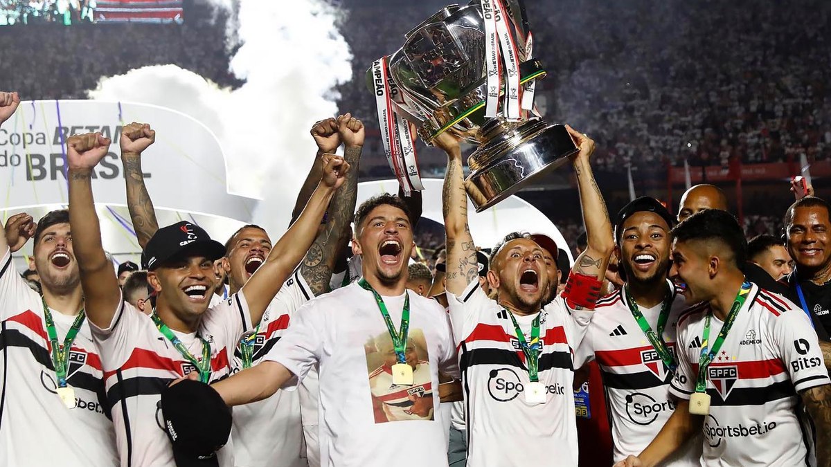 Capitão do São Paulo, Rafinha levantou a taça da Copa do Brasil Capitão do São Paulo, Rafinha levantou a taça da Copa do Brasil