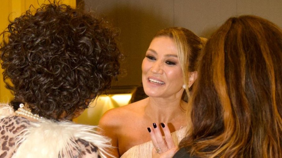 Dra. Carolina Mazon conversando com Suzete e Kátia Cipriano, do Fat Family 