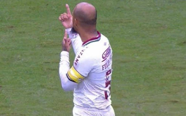 Chamado de ‘bandido’, Felipe Melo, do Fluminense, faz gesto de arma para torcida do Juventude